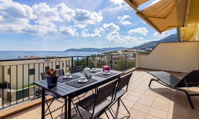 Llanca Apartment | LLEVANTINA 36 - Ático con gran terraza y vistas al mar en Llançà.