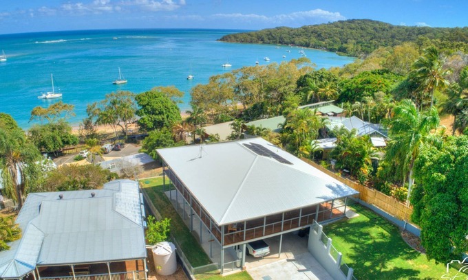 Seventeen Seventy House | LLEWELLA -1170 water views