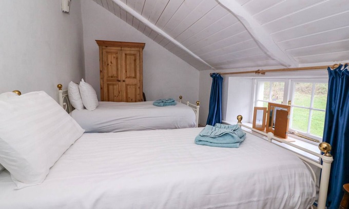 Newcastle Emlyn Cottage | Llwyncadfor Farm