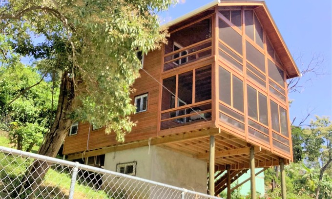 Antoneys Cay Cottage | Located in a quiet corner of West End Village; hub of Roatan’s tourism center.