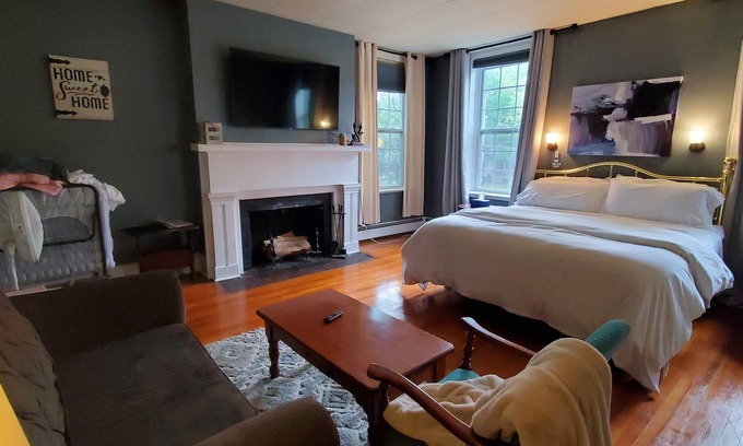 Auburn Apartment | Located in the Historic downtown district, cozy studio, wifi.