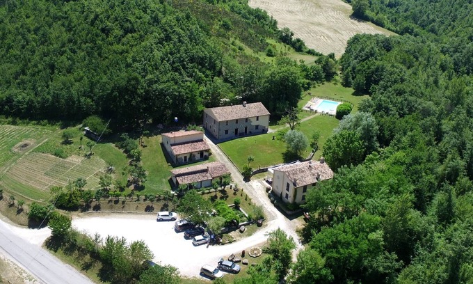 Cagli Villa | Located on the border between Marche and Umbria halfway between Gubbio and Urbino