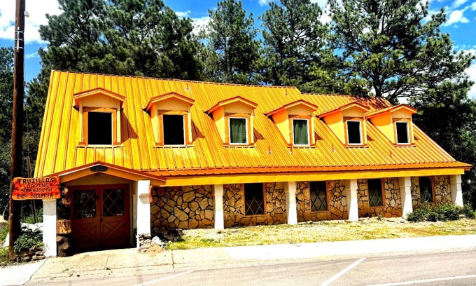 Ruidoso House | LOCATION, LOCATION, LOCATION! 5BDR,4.5 BTH just steps away from Mid-town Ruidoso