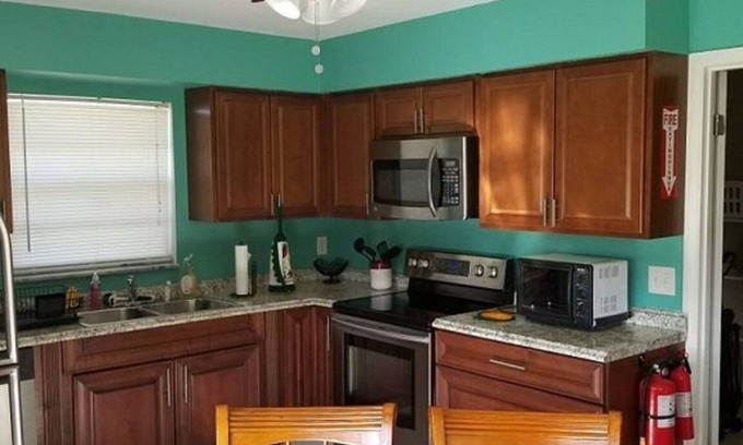 Lake Worth House | LOCATION! Only 5 mins to Wellington, 4 mins to Turnpike, 18 mins to the BEACH!