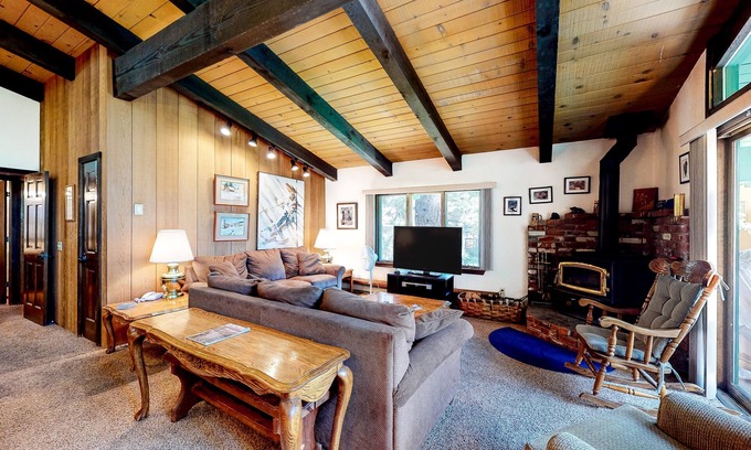 Mammoth Lakes Condo | Lodge-Like Condo w/Balcony, Shared Indoor Pool/Hot Tub/Sauna - 1 Mile to Slopes
