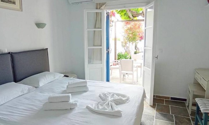 Platis Gialos Apartment | Lodge Narlis - Frini Room - Next to the beach with sea view