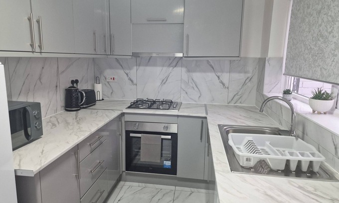 Liverpool City Centre House | Lodge - Sleeps 10 & Free Parking