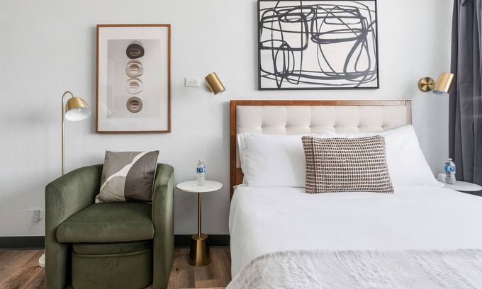 Greenway Plaza-Upper Kirby Apartment | Lodgeur | Calm & chic studio | Upper Kirby