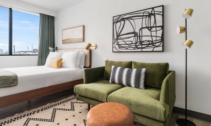 Greenway Plaza-Upper Kirby Apartment | Lodgeur | Calm studio near Levy Park | Upper Kirby