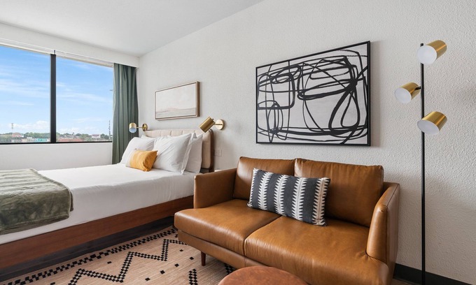 Greenway Plaza-Upper Kirby Apartment | Lodgeur | Peaceful studio stay | Upper Kirby