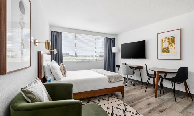 Greenway Plaza-Upper Kirby Apartment | Lodgeur | Studio near River Oaks | Upper Kirby