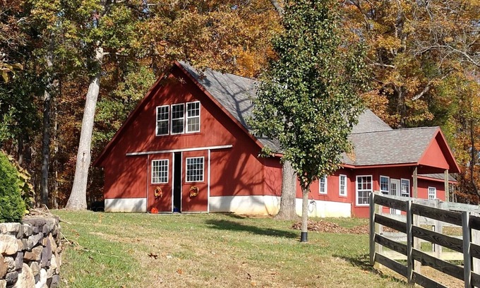 Lexington Apartment | Loft apartment in a working horse barn. Minutes from Lexington and the VAHC.