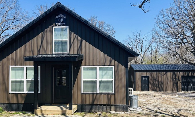 Lebanon House | Loft near Bennett Springs State Park