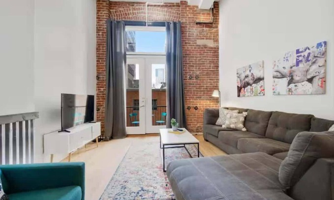 Downtown Denver Condo | Loft Retreat | King Bed+Balcony | Pet-Friendly 30+