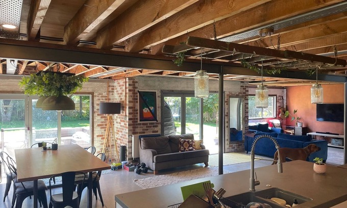 Lynmore House | Loft Style Living Close to Redwoods, bar, bakery. Perfect for Family's, MBikers.