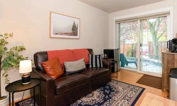 Magnolia Apartment | Loftium | Unbeatable Magnolia Suite In the Heart of it all!