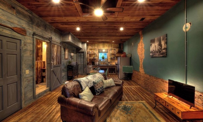 Walhalla Apartment | LOFTS OVER MAIN~ Chattooga Studio