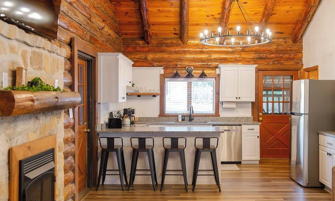 Suplee Cabin | log cabin in the woods 3-bedroom cabin with pool table and WiFi in Honey Brook