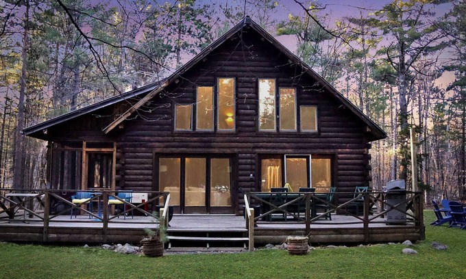 Wilmington Cabin | Log Cabin w/Hot Tub - close to Whiteface