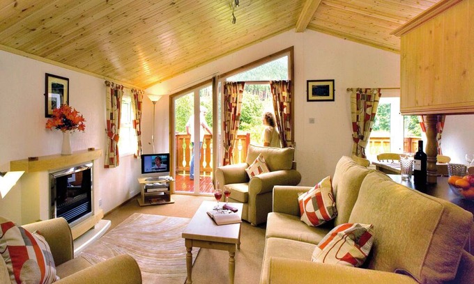 Selkirk Ski Chalet | Log cabin with one double with en suite shower and two twin.