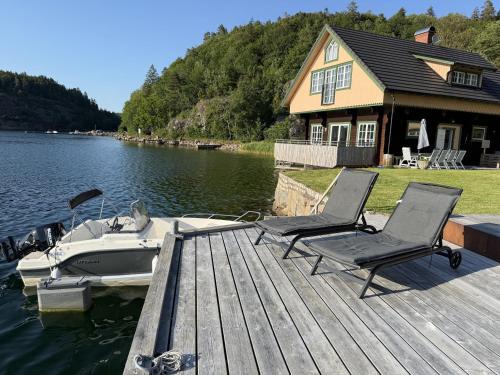 Torreby House | Log cabin with pool, sauna and boat by Torreby Castle