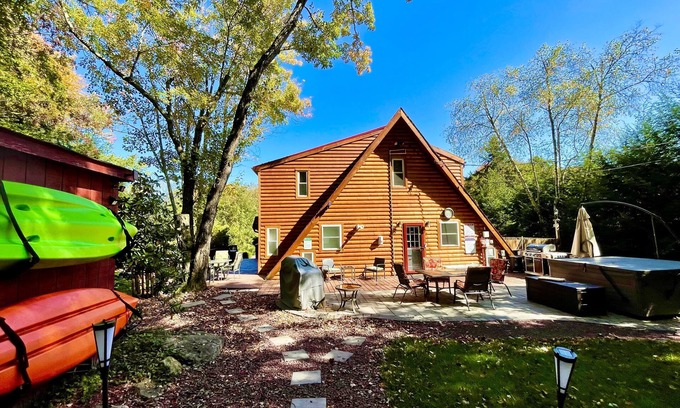White Haven Cabin | Log House by the Lake - One of a Kind Property