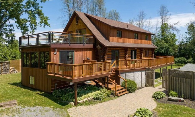Toronto Entertainment District Cottage | Log House by the Lake, Retreat with Spa Amenities