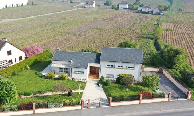 Ay House | Logement entier avec la chambre " Rouge Rhubarbe "