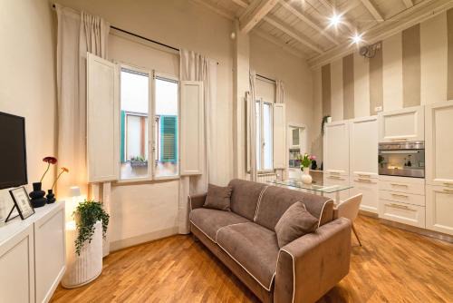 Sant' Ambrogio Apartment | LOGGIA 17 Central APT