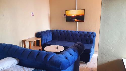 Kidono Apartment | Lola's Nest along the Highway - Free Parking, Wifi, Netflix & Rooftop views