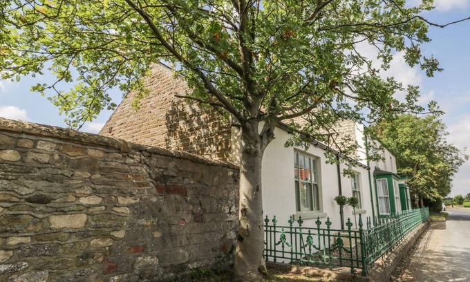 Scarborough Cottage | LONDESBOROUGH COTTAGE, pet friendly, with open fire in Scarborough