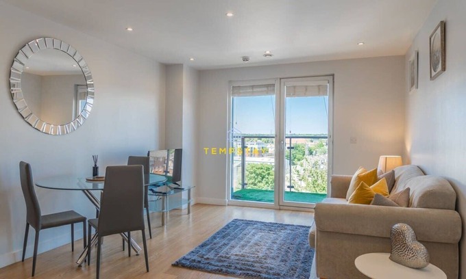 Slough Condo | LONDON IN 15 MINS! STYLISH APARTMENT NEAR HEATHROW