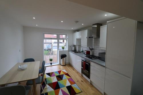 Pollards Hill Apartment | London Mitcham Stunning Two Bedroom Apartment