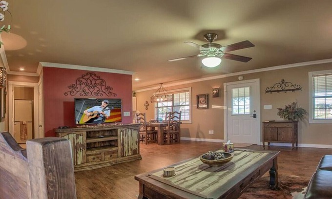 Fredericksburg Cabin | Lone Star Cabin No. 1 - Texas Hill Country