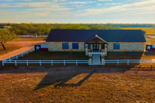 Hargill Villa | Lone Star Luxury Ranch 4 Bed, 3 Bath, Swimming Pool, Grill, Washer Dryer, WiFi