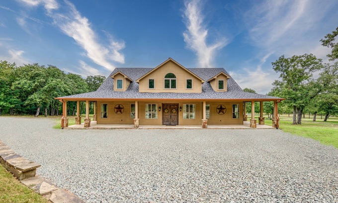 Gordonville House | Lone Star State of Mind - 6BD/5BA w/FIshing Pond & Fully Furnished Kitchen