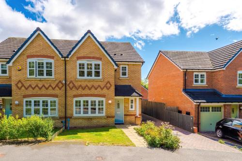 New Broughton House | Long Term Stay 4 Bed 3 Bath & Parking Wrexham