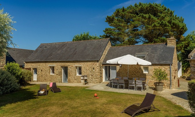 Plouguin Cottage | Longère (traditional long house) with covered and heated swimming pool in the Domaine des Abers*.