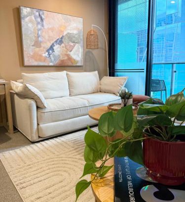 Melbourne Central Business District Apartment | Lonsdale Street Family Apartment Cot Available