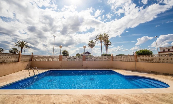 El Perello Apartment | Look forward to a nice vacation in this appealing apartment just 150 m from the sea.