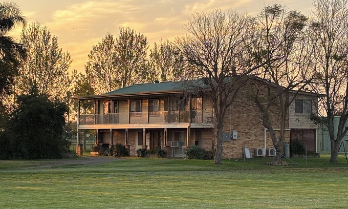 Lorn House | Lorn Farm Stay 30 minutes to Hunter Valley wineries & wide open spaces.