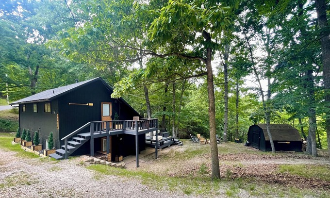 Lost Bridge Village Cottage | LOST CAVE COTTAGE. Easy boat parking, BoHo decor, tons of deck space, and a CAVE