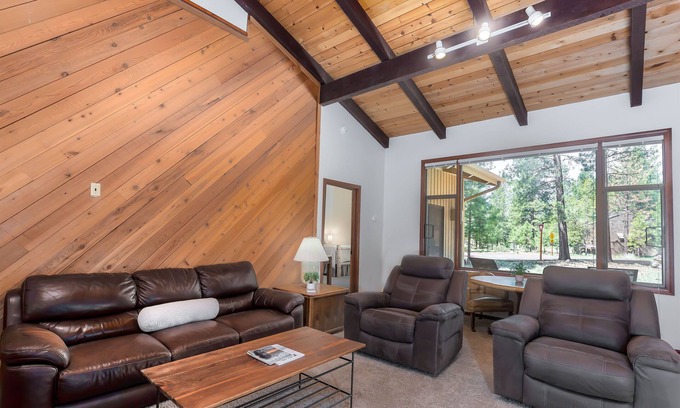 Overlook Park House | LOST03 - Quintessential Sunriver Tome, 2 Ensuites, Hot Tub, Wood Fireplace