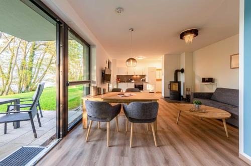 Krakow am See Apartment | Lotusblume - 5 Sterne Ferienunterkunft mit möblierter Terrasse am Krakower See