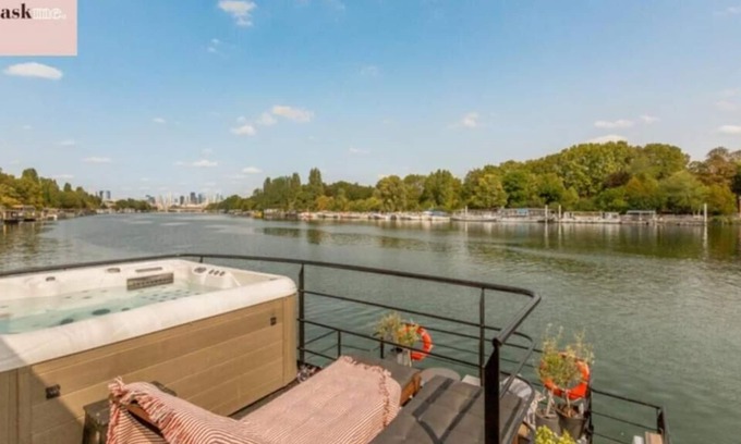 Saint-Cloud Boat Rental | LOVE Experience All-inclusive Stay Paris (2p)