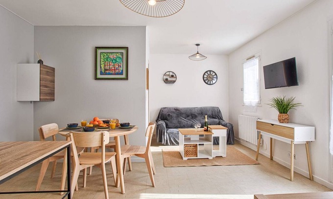Merville-Franceville-Plage Apartment | Lovely 1BR with private garden in Merville-Franceville, close to beach and shops