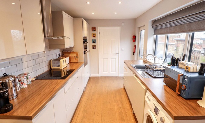 Lincoln House | LOVE LANE VILLA, pet friendly, with hot tub in Lincoln