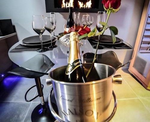 Saint-Julien-sur-Garonne Apartment | Love Room De Luxe Lovalcove