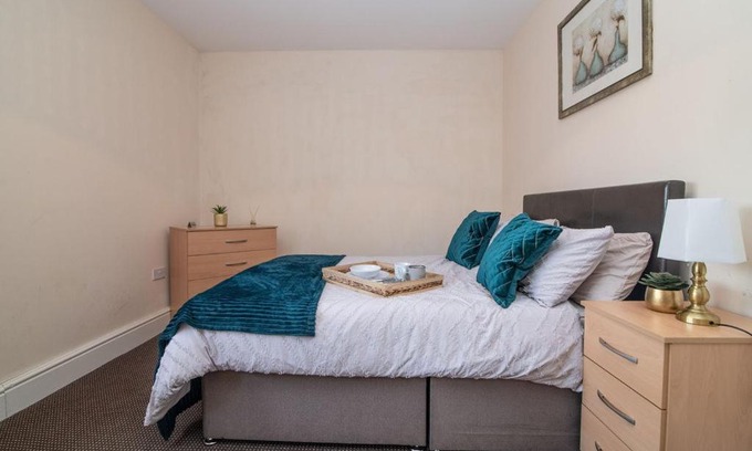 Brierley Hill Apartment | Lovely 1 bed apart.Contractors.NearRussellHillHosp