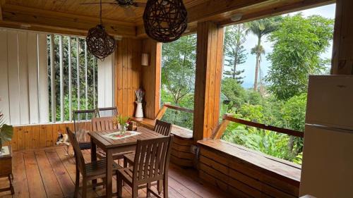 St. George's Apartment | Lovely 1-bedroom wooden cabin in garden